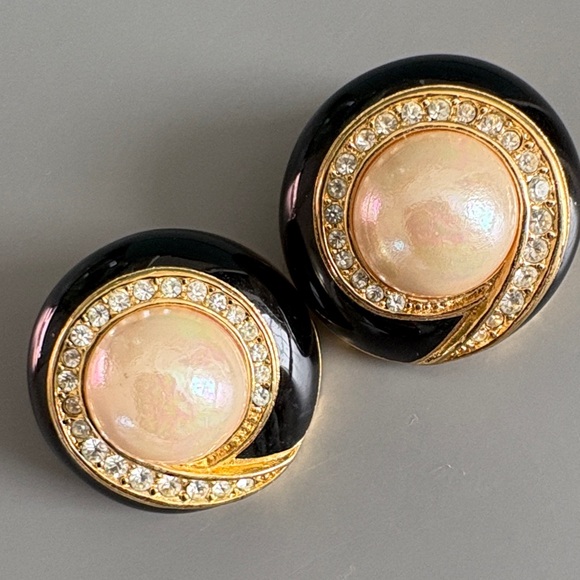 Christian Dior Elegant Black and Gold Enamel Earrings with Pearl and gem Accent - Picture 4 of 4